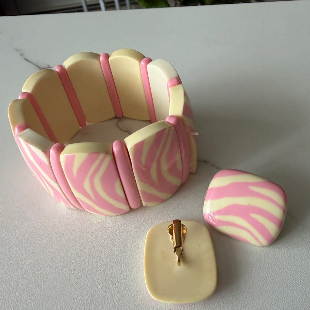 Vintage Pink And Cream Bracelet And Earrings Set 60$